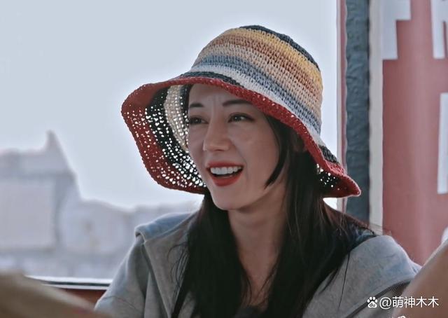 热巴《花少》拿摄像机玩，把素材格式化被网友指责打工人实惨