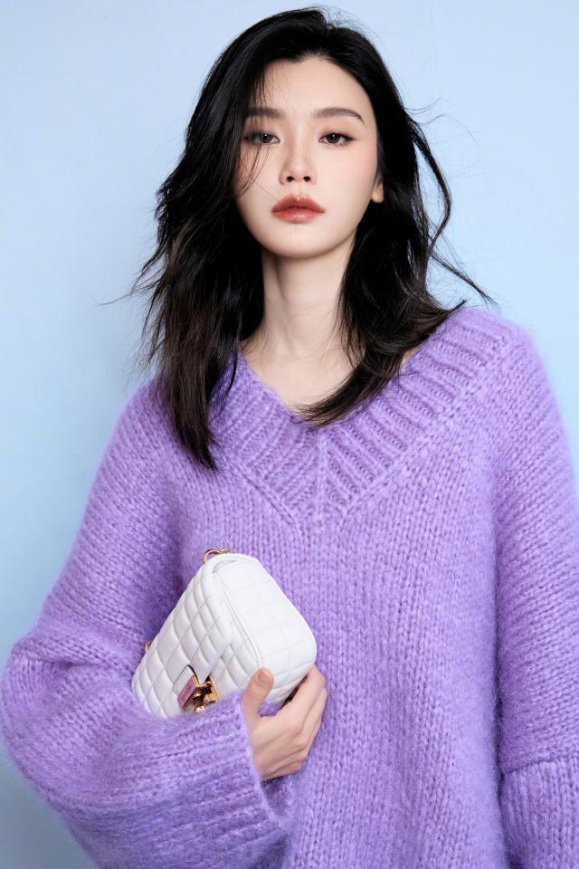 奚梦瑶穿紫色毛衣大秀美腿 发丝飞扬气场强