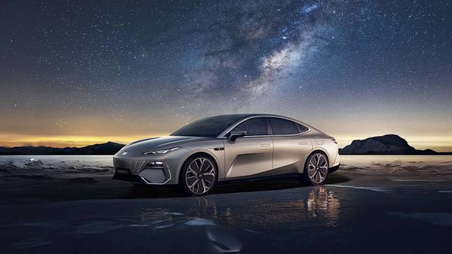 「最美纯电」吉利银河 E8 上市，用 17 万元的售价，撬动小米 SU7