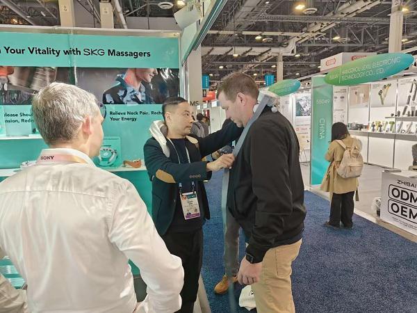 SKG联名中国黄金推出黄金款按摩仪，首次亮相CES 2024