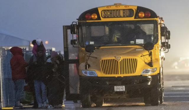 闹大了！纽约2000名难民涌入学校！全校学生被迫停课！