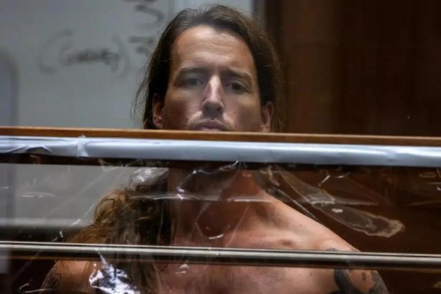 残忍杀害华人妻子和岳父母并分尸，这个好莱坞富二代拒不认罪