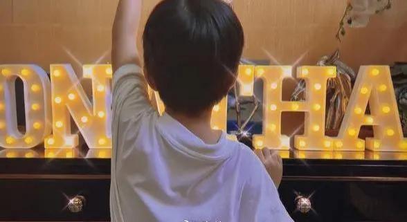 靳东46岁妻子晒近照，满头白发超抢镜