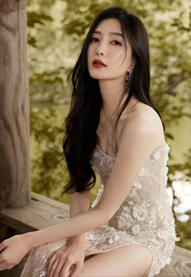 江疏影仙女裙若隐若现，撩人心弦，明净如雪，优雅明媚