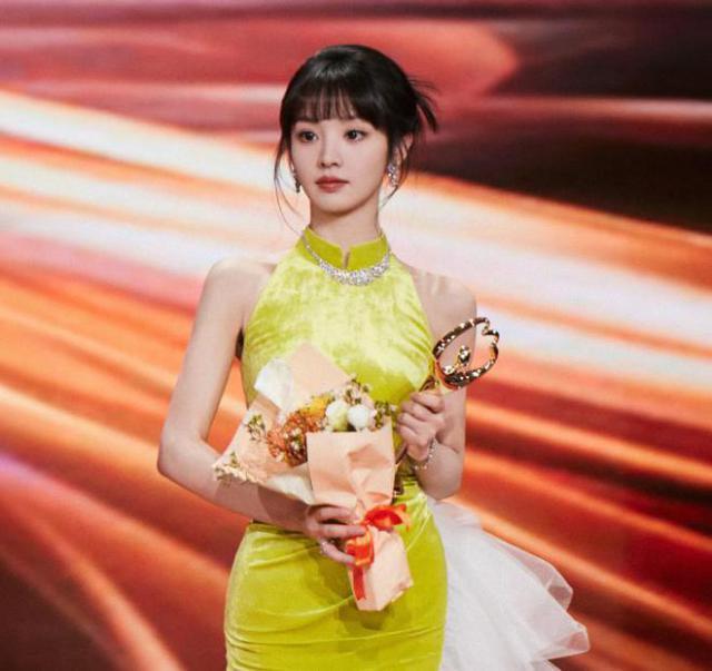 女星微博之夜送礼翻车！送三块钱粘毛器被指抠门