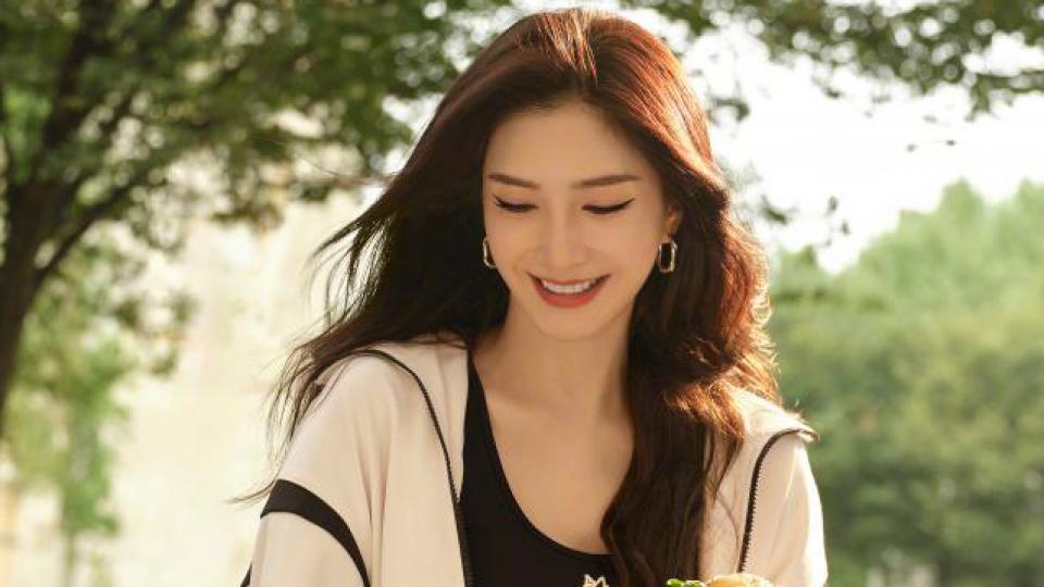 江疏影运动套装显活力 朝气十足