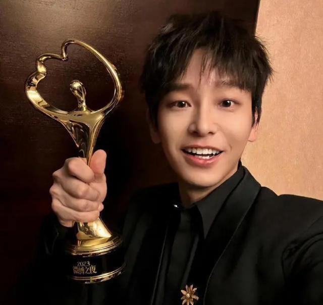 彭昱畅礼物风波持续发酵！评论区沦陷被称“胸针哥”