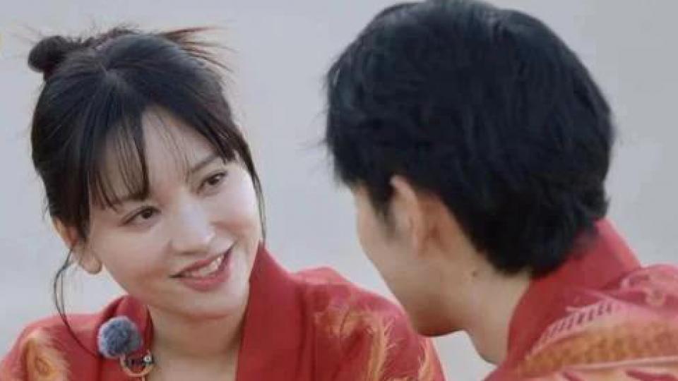 金莎劝大家谨慎打玻尿酸因为会干涉表情，朱丹表情太真实