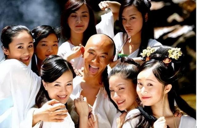 71岁影帝曾妻妾成群，六女共侍一夫，今再娶7房娇妻