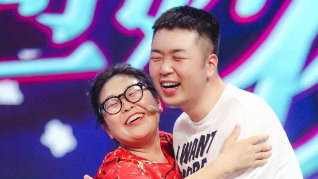 杜海涛开300万豪车被偶遇，被调侃与妈妈像同龄人