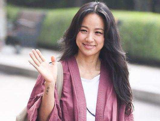 44岁李孝利晒素颜照！未经修饰，展露岁月痕迹获赞