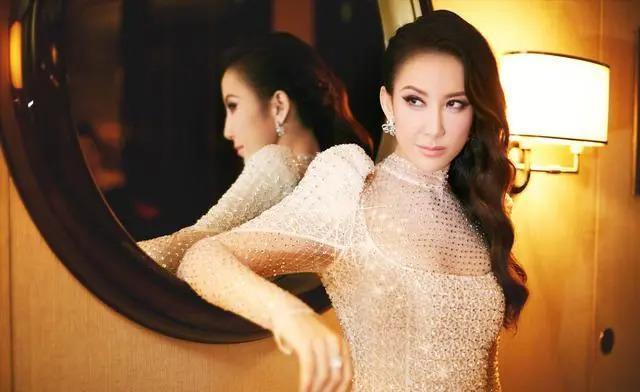 歌迷为李玟过49岁冥诞 二姐现身同歌迷一起切蛋糕