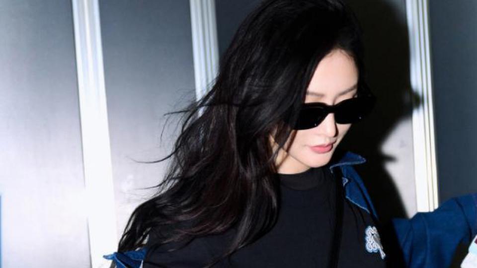 张天爱穿蓝色牛仔套装 展慵懒酷炫气质