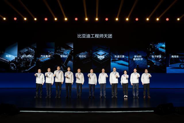 比亚迪要和华为掰手腕，王传福 1000 亿砸「整车智能」