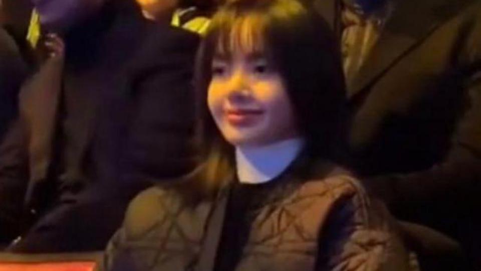 Lisa与法国第一夫人同框！行头超7万，双膝跪地很卑微被嘲