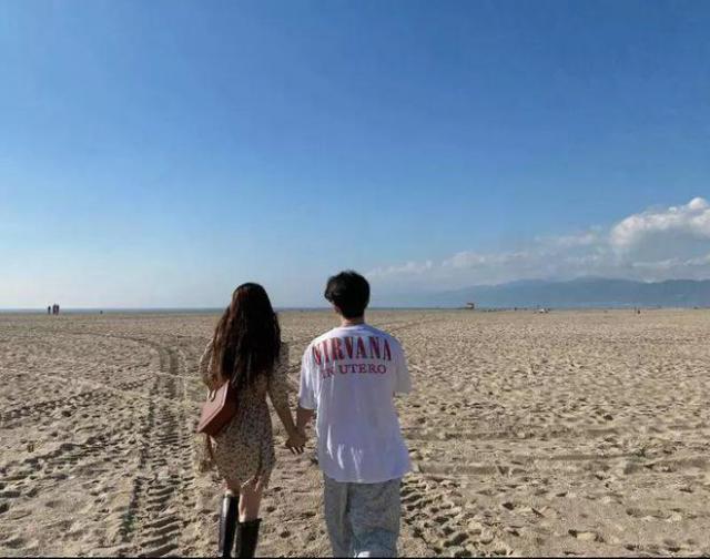 泫雅疑官宣恋情！与龙俊亨同步发牵手照，公司：确认中