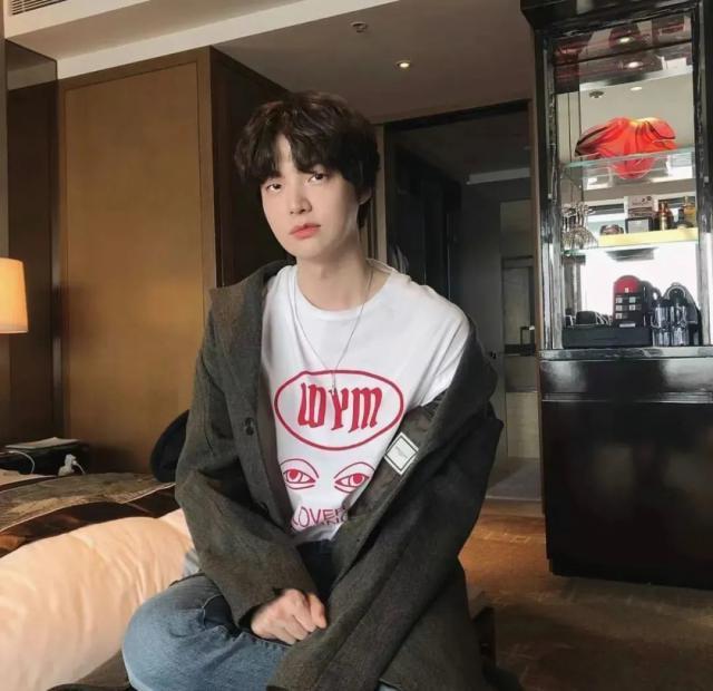 还记得《爸爸去哪儿》里的轩轩吗？一米七五啦？