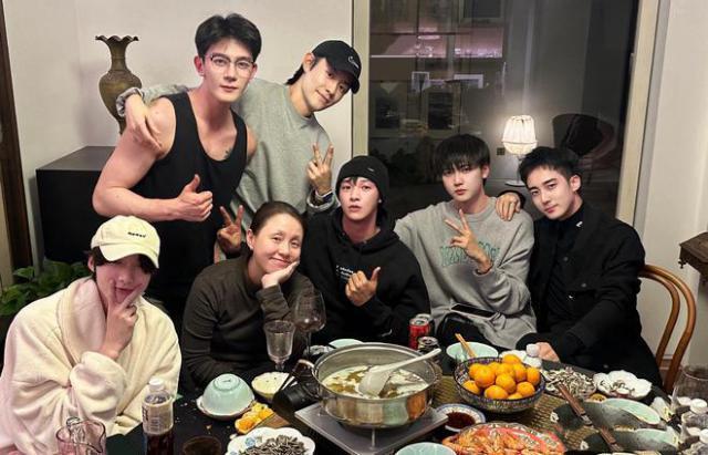 X玖小分队与龙丹妮聚餐，肖战谷嘉诚未出席：红的一个没来