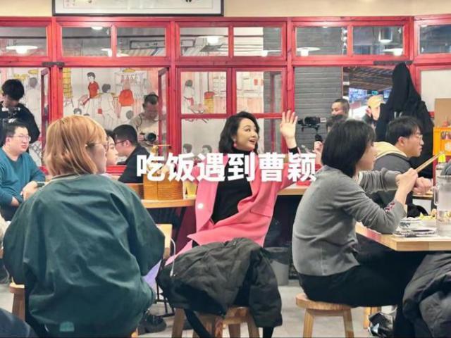 49岁曹颖和儿子小饭店被偶遇，13岁儿子太帅气