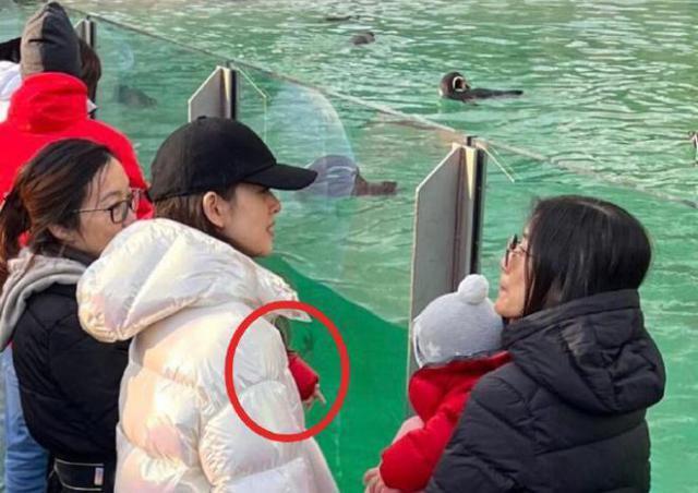 章泽天伦敦被偶遇，身后跟助理气场强大，脸小人美很惊艳