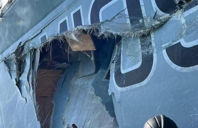 两艘英国海军舰艇相撞，船体被撞出大洞