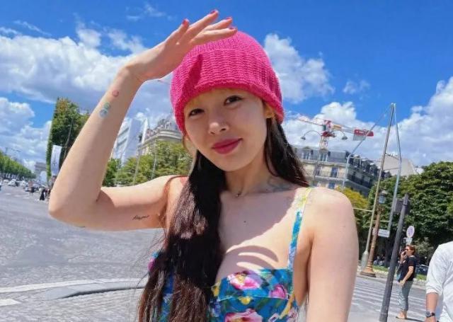 泫雅大方认爱！官宣和男星龙俊亨恋情，高调晒出牵手照