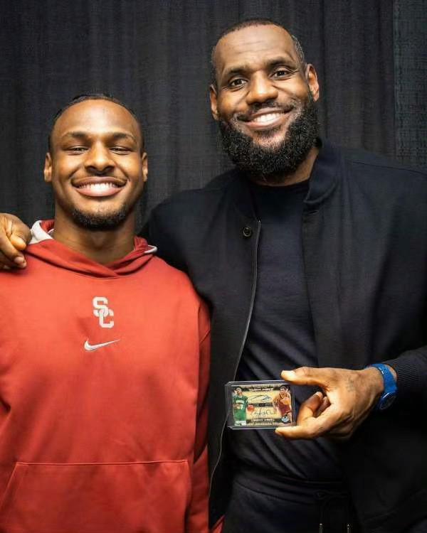 和母亲一同观看布朗尼比赛，詹姆斯：太疯狂了，我差点哭了