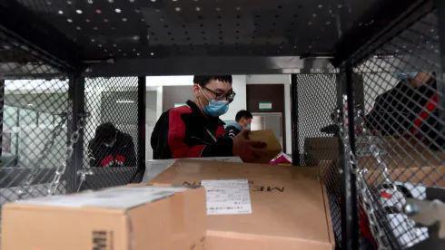 压力增加！快递员：派费下降还要送货上门不合理