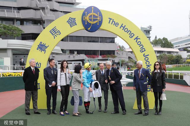 许晋亨李嘉欣夫妇现身香港沙田马场 双手紧扣十分甜蜜