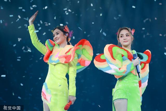 Twins蔡卓妍钟欣潼举办红馆演唱会 造型拉风酷炫