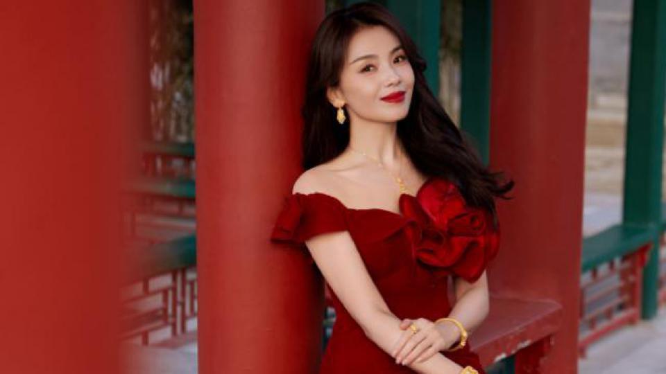 刘涛身穿红色紧身裙 身姿曼妙