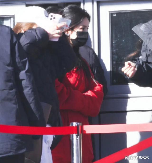 杨幂带货实力太强，身穿千元中式现身春晚彩排，同款卖疯