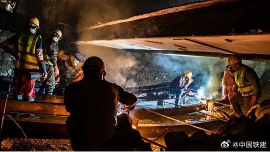 西十高铁首隧贯通：建成后武汉至西安2小时通达