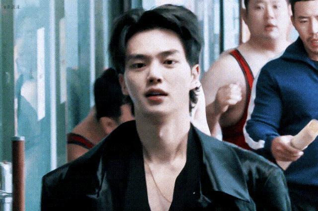 根本藏不住，他说话都盯着她的嘴唇看诶