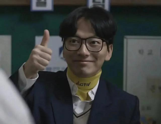 还记得《1988》里的娃娃鱼吗？成韩娱叔圈天菜了？