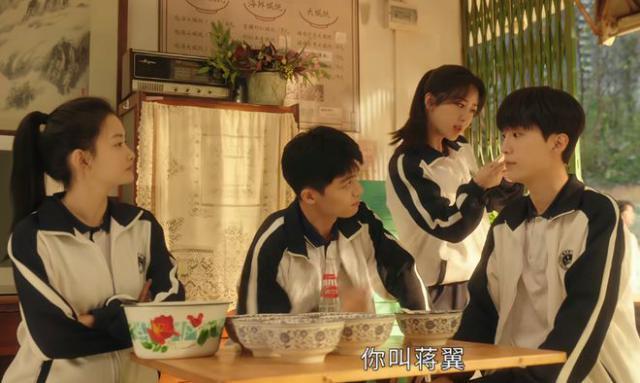 演员“强行扮嫩”的风又刮到了影视剧里，一脸疲态还穿校服