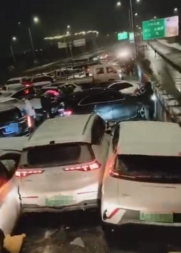 浙江台州因雨雪发生连环车祸：雪天行车这些注意事项要记住