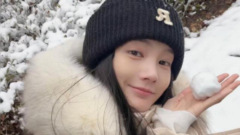 李一桐晒雪地随拍 笑容甜美治愈