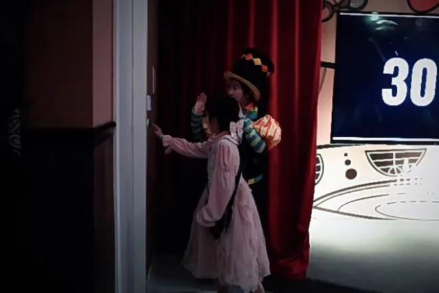 马伊琍为小女儿庆生举办派对，文章未现身，大女儿颜值出众