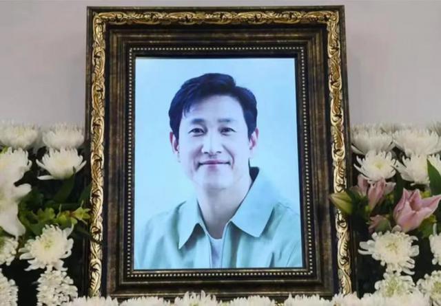 李善均让韩娱无地自容，生前遭19小时夜审，死后23天妻子被迫复出