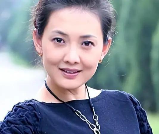 牛莉：当年沉迷整容，断送了大好前程，50岁醒悟已太迟