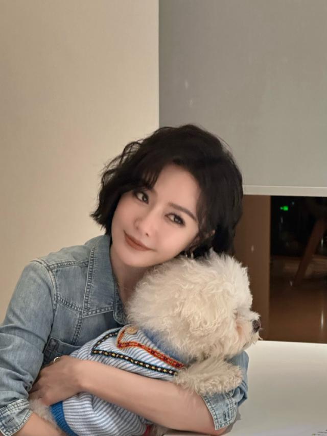 秦岚穿牛仔衬衣搭配羊毛卷 酷飒可爱