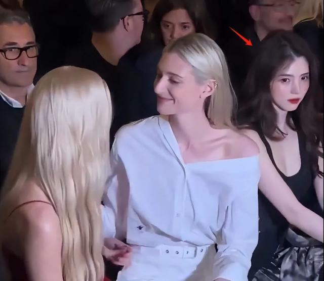 巴黎时装周上的韩素希，将韩女星的短板展现得淋漓尽致