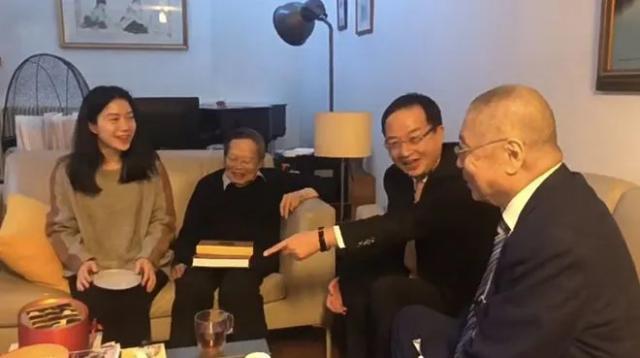 杨振宁携翁帆与友人相聚，曝光豪宅内景：客厅装修简朴