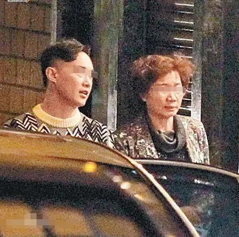 天王父亲被拘捕！气走原配偷养女友，惊天丑闻被翻拍成剧