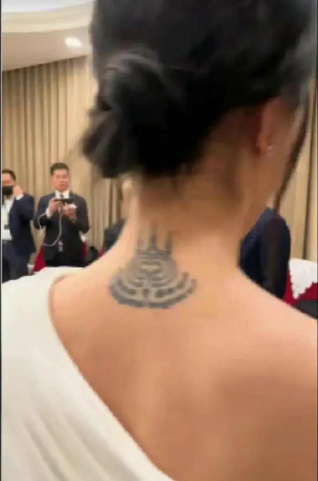 王石带老婆参加活动，田朴珺打扮得很漂亮，脖子纹身明显