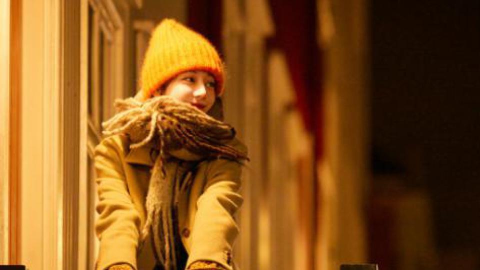 迪丽热巴戴橘色绒帽 温柔可爱