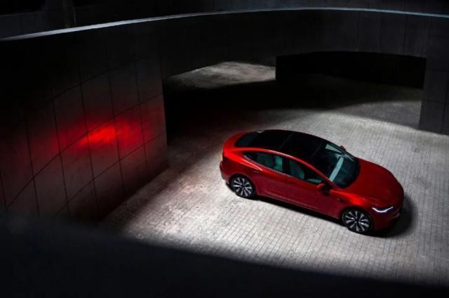 告别高速增长，2024特斯拉要摸着比亚迪过河了