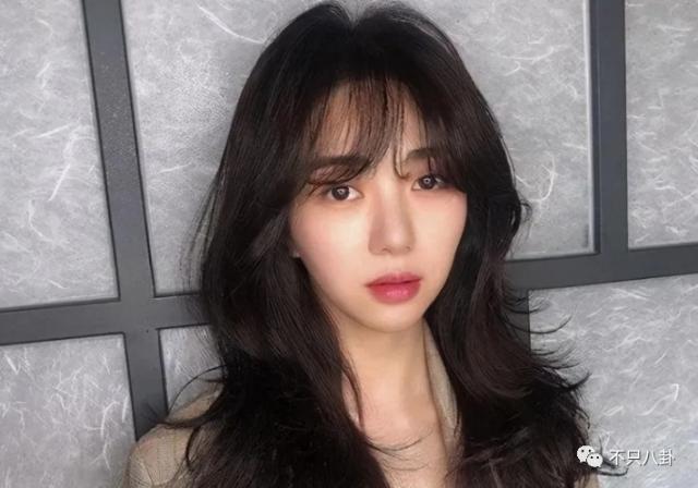 本来挺同情她的，现在都吐槽她是癫婆？！