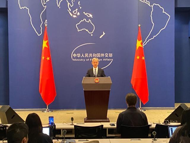 中新免签除夕正式落地生效，外交部：给两国人民的新春贺礼